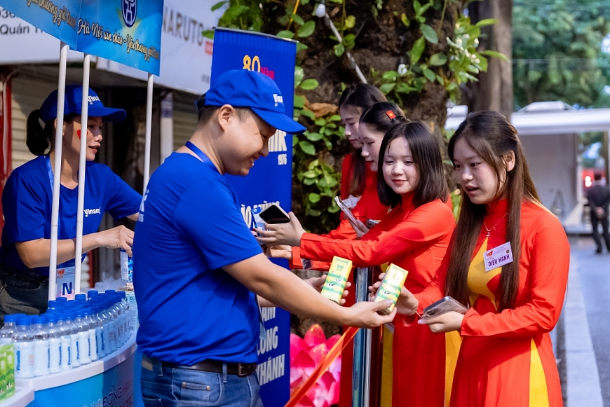 Vinamilk trân trọng trao những món quà dinh dưỡng. (Ảnh: Vi Nam)