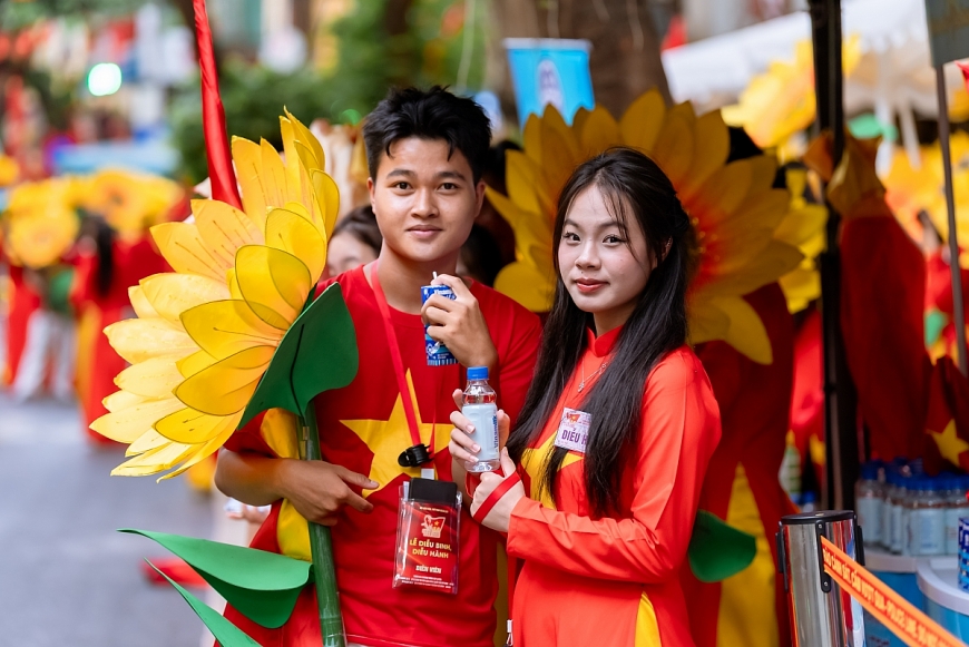 Các đại biểu của Khối Văn hóa – Thể thao tranh thủ tiếp ứng dinh dưỡng trong giờ giải lao. Nước mát, sữa ngon và giàu dinh dưỡng của Vinamilk giúp mọi người tràn đầy năng lượng suốt lễ diễu hành. (Ảnh: Vi Nam)