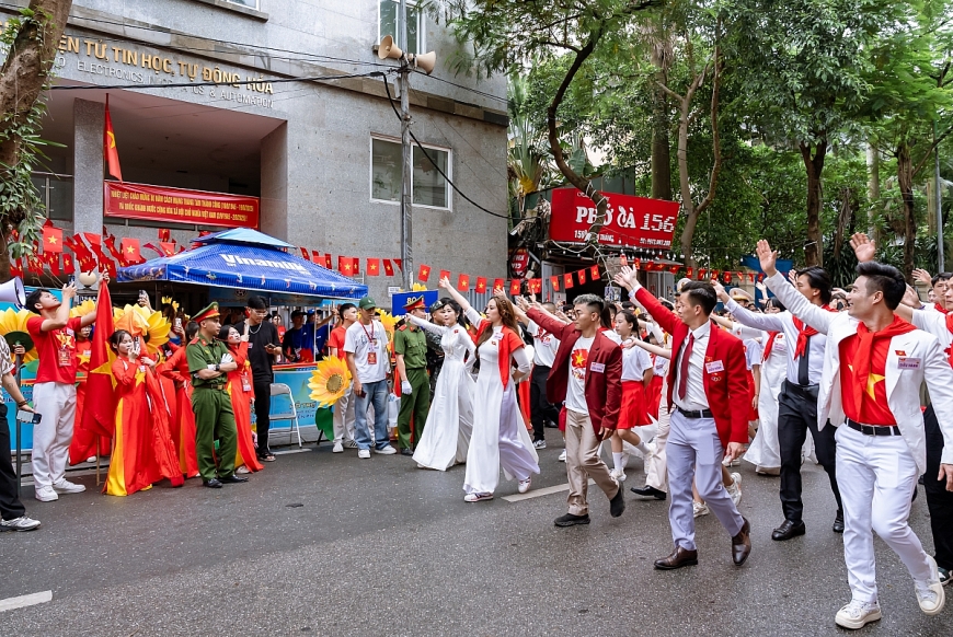 Sau khi tiếp dinh dưỡng tại các điểm tiếp ứng của Vinamilk, đoàn diễu hành tiếp tục nhiệm vụ trong sự cổ vũ của người dân hai bên đường. (Ảnh: Vi Nam)