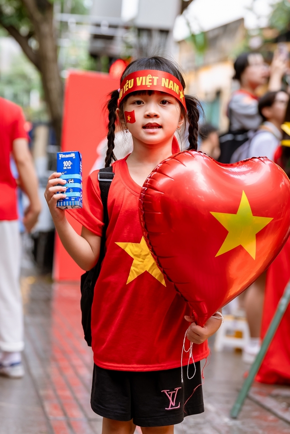 Những mầm non tham gia ngày hội lớn của dân tộc. Những chủ nhân tương lai của đất nước đang được chăm sóc đủ đầy, bằng dinh dưỡng và tri thức; bằng tình yêu, sự gìn giữ và niềm tin của cả một dân tộc dành cho tương lai. (Ảnh: Vi Nam)