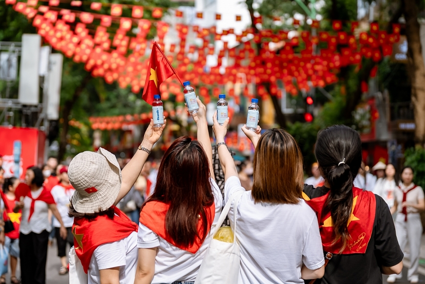 Vinamilk đồng hành cùng triệu trái tim Việt, góp mặt trong từng niềm vui nhỏ của đại lễ lớn. (Ảnh: Vi Nam)  Đó không chỉ là sự tiếp sức về thể chất mà còn là một cách Vinamilk lan tỏa thông điệp: Đồng hành cùng đất nước không chỉ bằng thương hiệu, mà bằng tinh thần và trách nhiệm với cộng đồng.