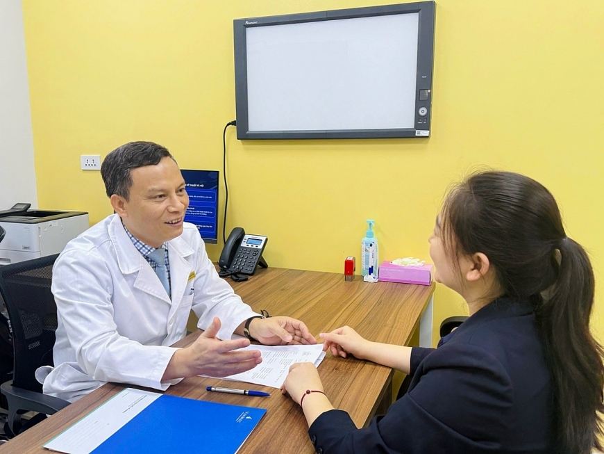 PGS.TS.BS Trần Mạnh Hùng tư vấn, thăm khám cho bệnh nhân