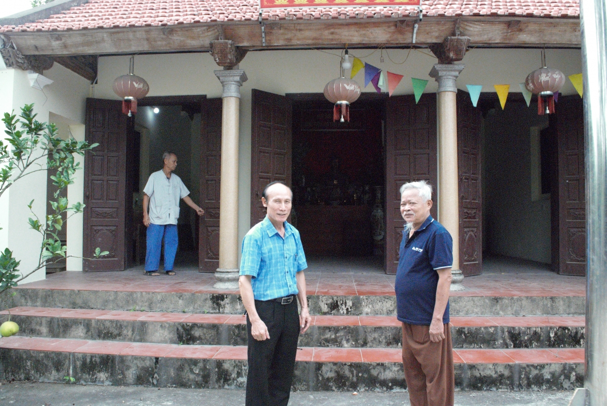 Nhiều người cao tuổi phường Đồng Văn tích cực tham gia giữ gìn Đền Cổ