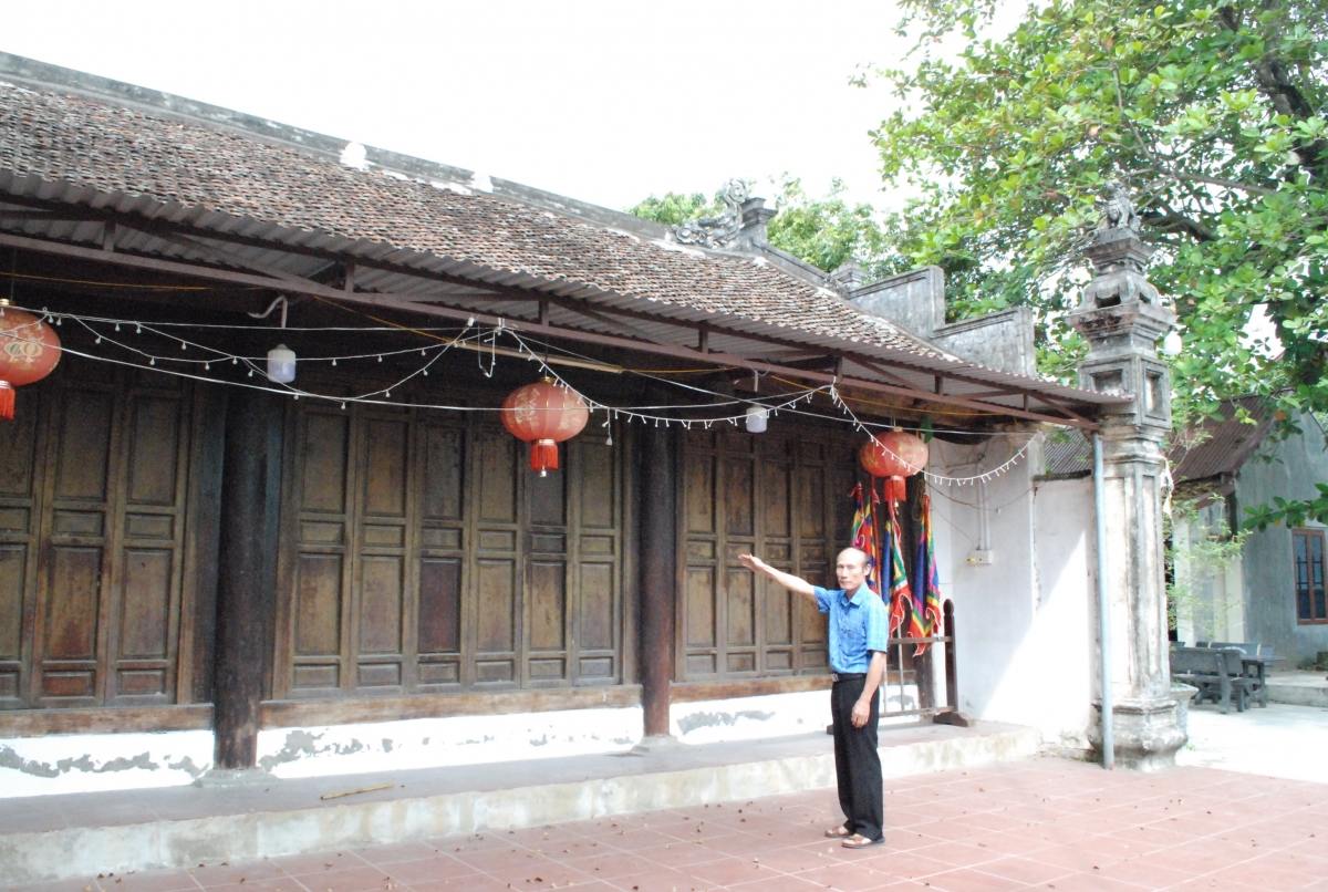 Ông Nguyễn Đức Lâm, nguyên Chủ tịch Hội NCT phường Đồng Văn, tỉnh Ninh Bình giới thiệu về ngôi Đền Cổ