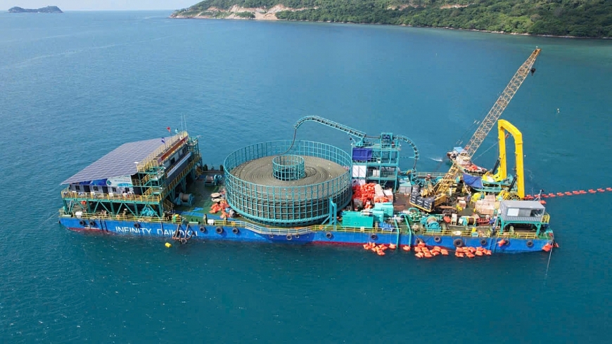 Dự án cấp điện từ điện lưới quốc gia ra Côn Đảo có quy mô cấp điện áp 110kV, tổng chiều dài 103,7km.