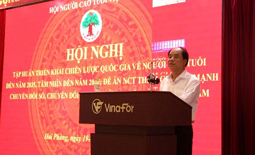 Ông Trương Xuân Cừ, Phó Chủ tịch Thường trực Hội NCT Việt Nam phát biểu tại hội nghị.