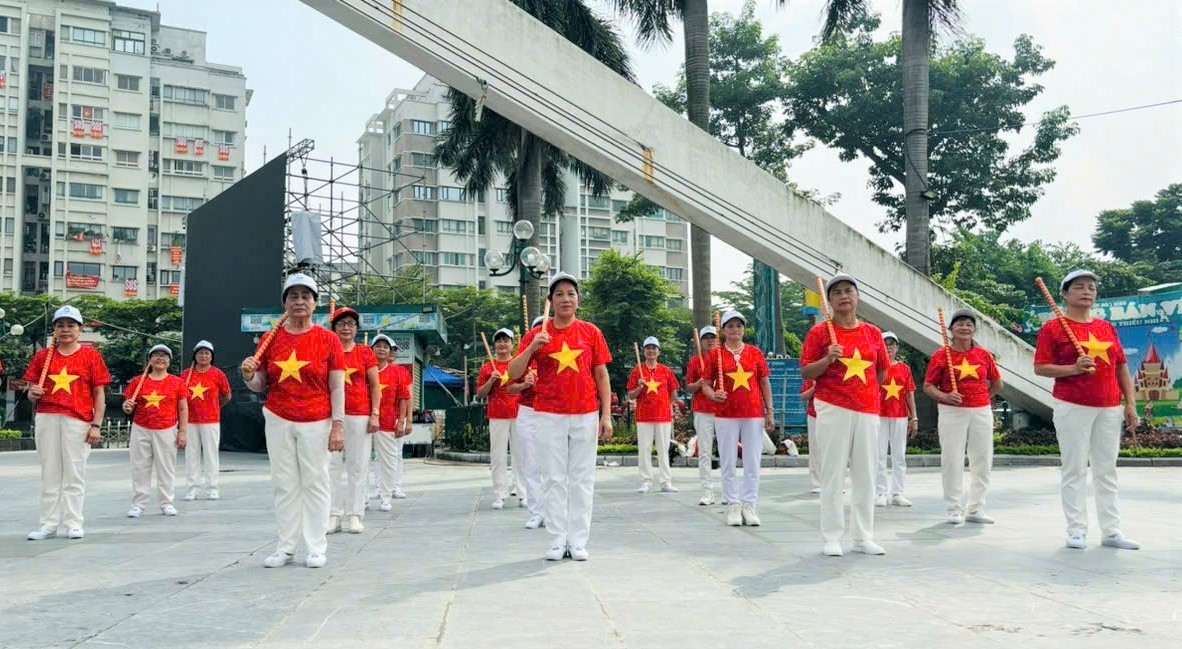 CLB Tự chăm sóc sức khoẻ Tân Xuân, phường Đông Ngạc luyện tập chuẩn bị tham gia Ngày hội sức khỏe NCT năm 2025
