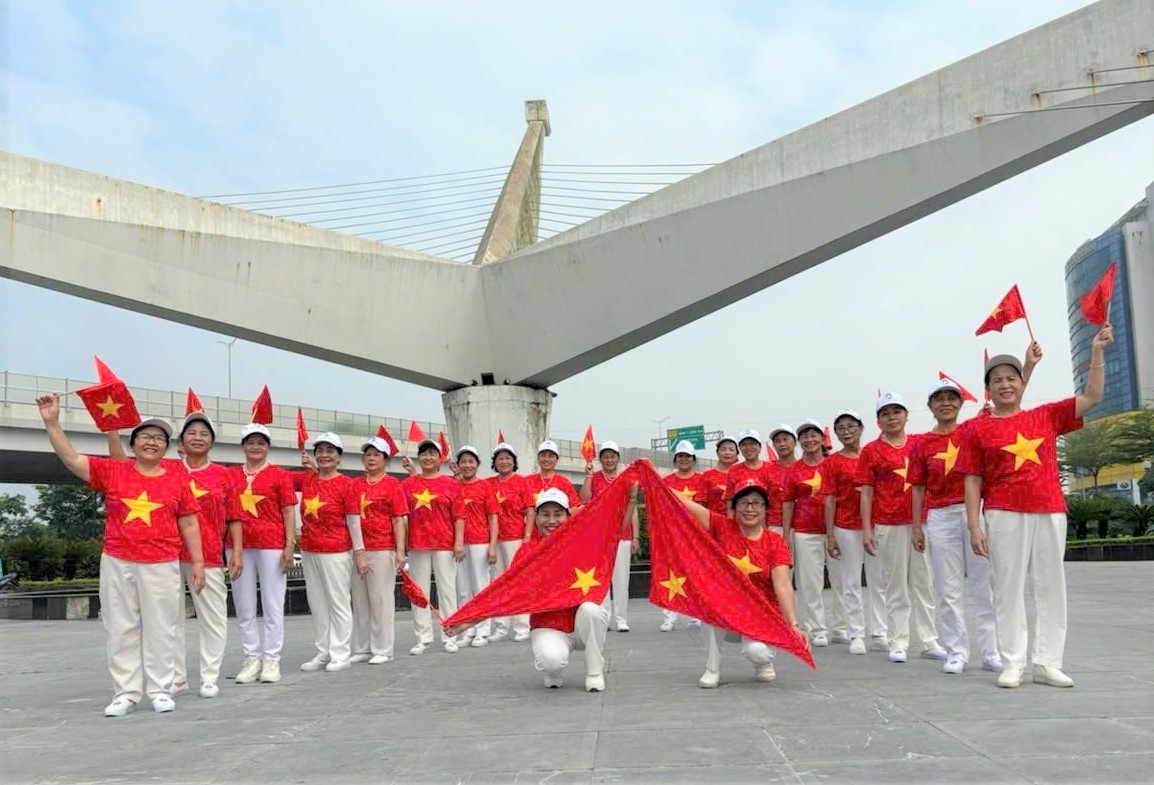 CLB Tự chăm sóc sức khoẻ Tân Xuân, phường Đông Ngạc chào mừng sự kiện A80