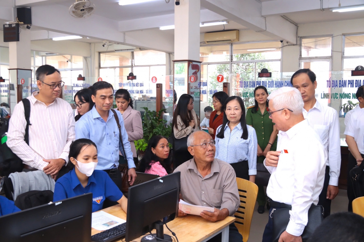 Ông Nguyễn Văn Lợi, Ủy viên Trung ương Đảng, Trưởng Đoàn đại biểu Quốc hội TP. Hồ Chí Minh, chủ trì Đoàn công tác số 1 khảo sát tại phường Lái Thiêu