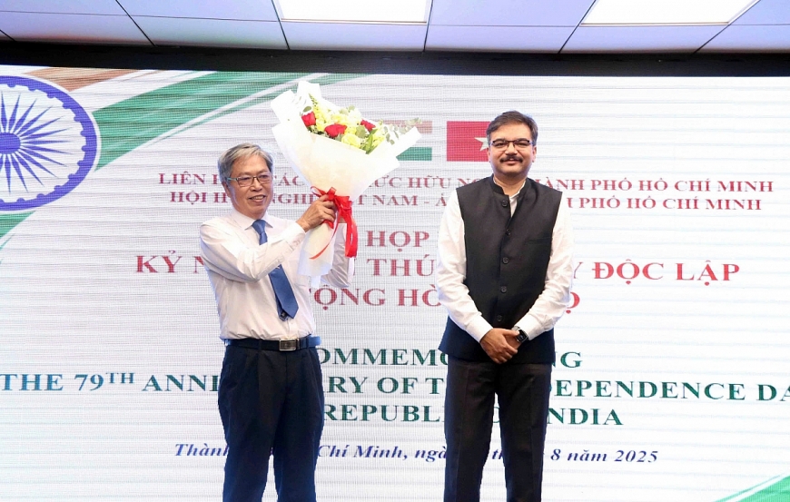 Tổng Lãnh sự quán Ấn Độ tại TP Hồ Chí Minh tặng hoa cho ông Nguyễn Đăng Khoa tại lễ kỉ niệm lần thứ 79 Ngày Độc lập Cộng hòa Ấn Độ. 