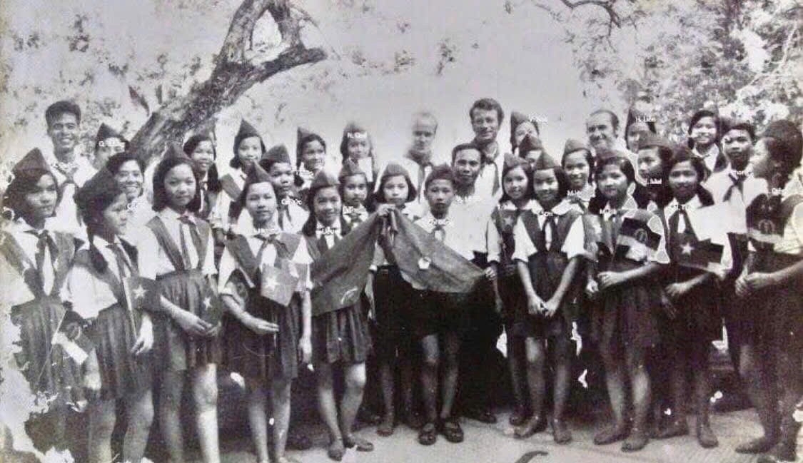 Các Họa Mi cùng đội danh dự đón đoàn quốc tế