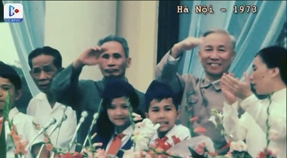 Cây đơn ca Minh Hà tặng hoa trên lễ đài duyệt binh tại Quảng trường Ba Đình năm 1973