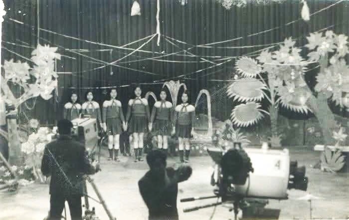 Tốp Hoạ mi trong trường quay của VTV cho chương trình Những Bông hoa nhỏ đầu tiên năm 1972