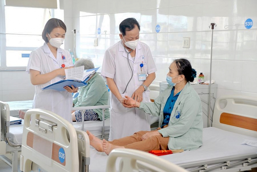 Điều dưỡng viên chăm sóc người cao tuổi, thể hiện tinh thần tận tâm trong điều dưỡng lão khoa tại TP. Hồ Chí Minh.