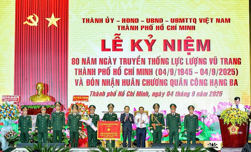 Bí thư Thành ủy TP. Hồ Chí Minh Trần Lưu Quang; Chủ tịch UBND TP. Hồ Chí Minh Nguyễn Văn Được trao Cờ truyền thống cho Lực lượng vũ trang TP. Hồ Chí Minh