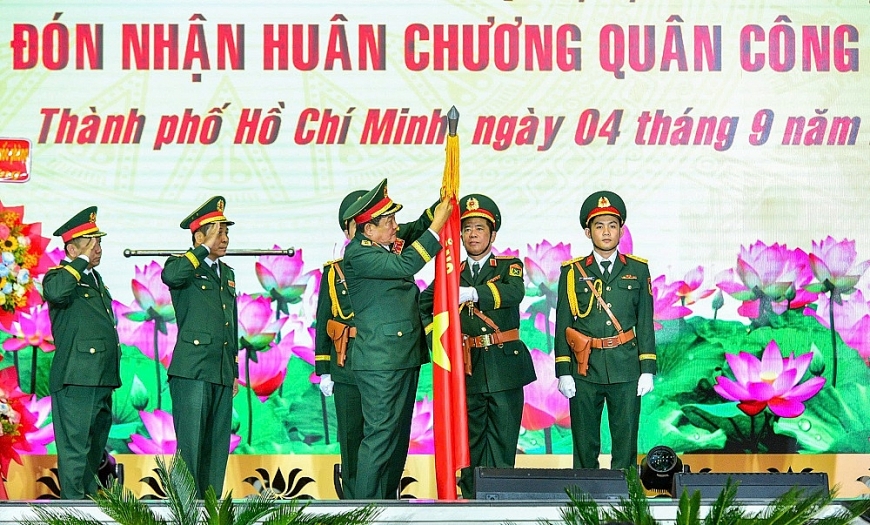 Thượng tướng Võ Minh Lương, Thứ trưởng Bộ Quốc phòng trao Huân chương Quân công hạng Ba cho Lực lượng vũ trang TP. Hồ Chí Minh