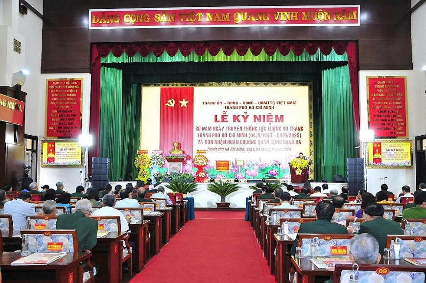 Toàn cảnh buổi lễ Kỷ niệm 80 năm ngày truyền thống Lực lượng vũ trang TP. Hồ Chí Minh và đón nhận Huân chương Quân công hạng Ba