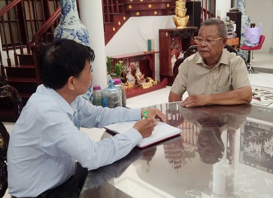 Thượng tá Vũ Đình Chiến kể chuyện phá án với tác giả.