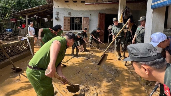 Vòng tay nhân ái chăm lo cho NCT trong cơn lũ dữ