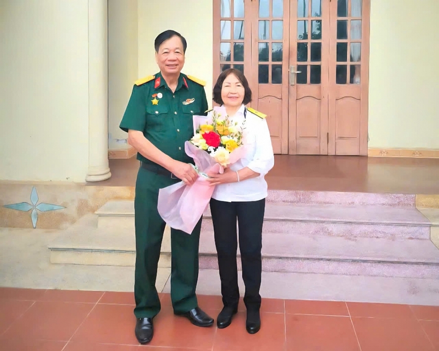 Ông Vũ Quang Tích và bà Nguyễn Thị Yên trong dịp kỷ niệm 80 năm ngày thành lập QĐND Việt Nam.