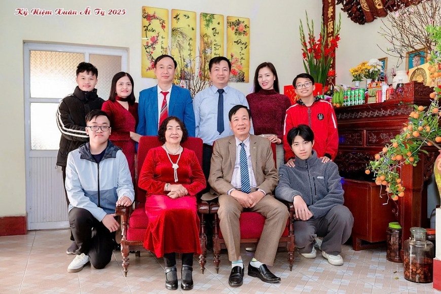 Ông Vũ Quang Tích, bà Nguyễn Thị Yên cùng các con, cháu