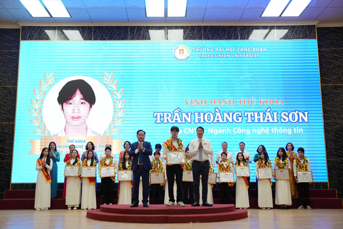 Một trong các thủ khoa được PGS.TS Lê Mạnh Hùng - Hiệu trưởng Trường Đại học Công đoàn tặng giấy khen