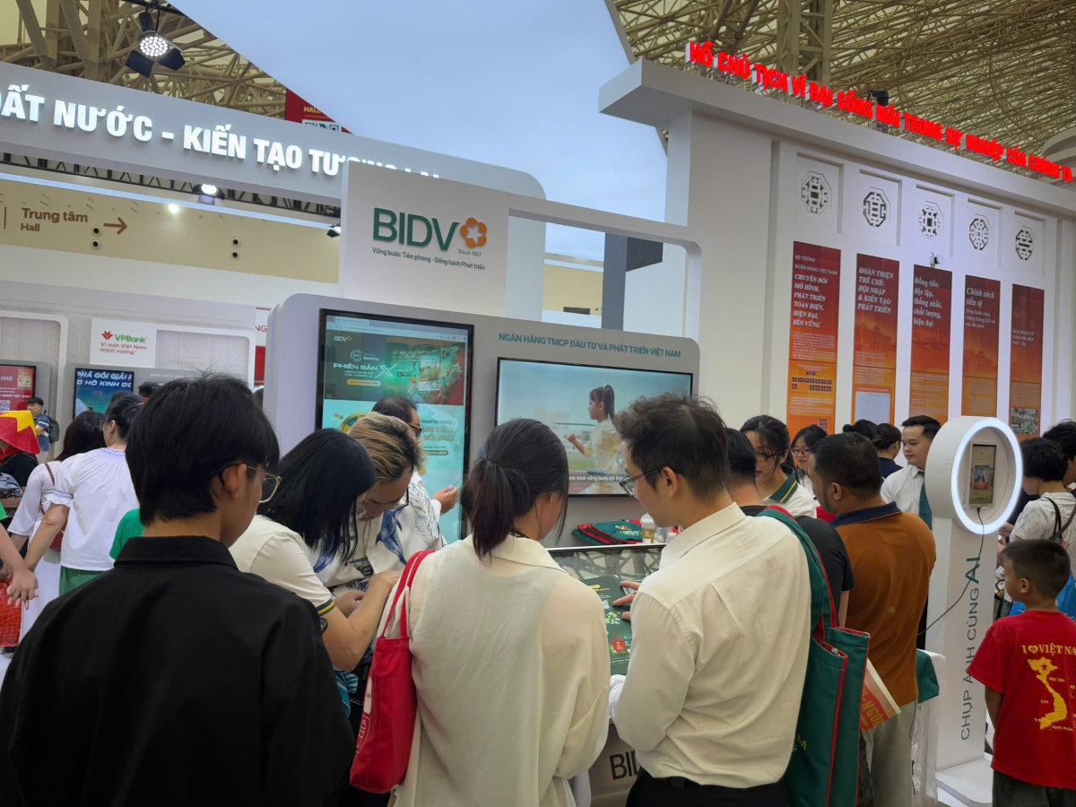 Gần 10 ngàn người ghé thăm gian hàng BIDV tại triển lãm 80 năm Thành tựu Đất nước