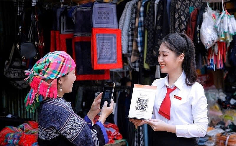 Cán bộ Agribank có mặt ở khắp mọi nơi, giúp đỡ người dân tiếp cận với việc chuyển tiền nhanh chóng và thuận lợi.