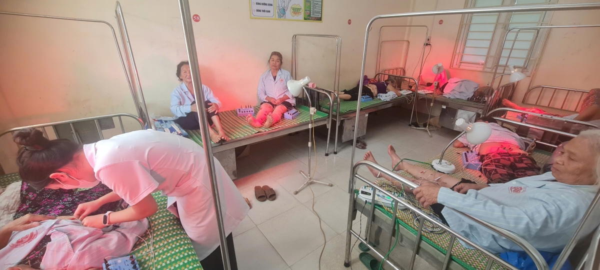 Bác sỹ Nguyễn Thị Pháp - khoa Nội - Y học cổ truyền đang thực hiện châm cứu cho người bệnh