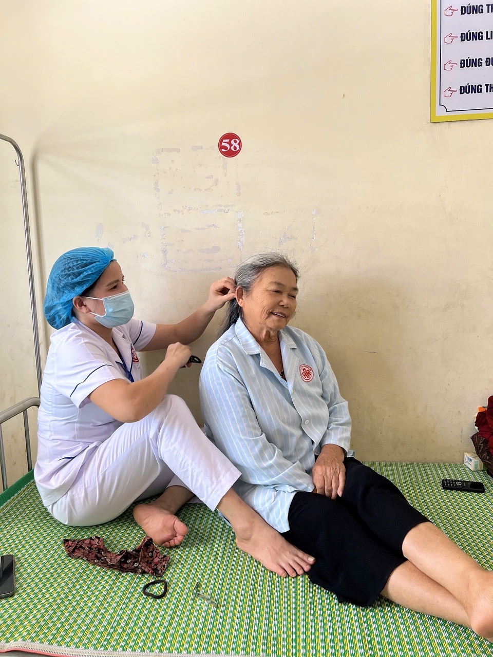 Bệnh nhân người cao tuổi rất hài lòng với thái độ của y, bác sỹ khoa Nội - Y học cổ truyền