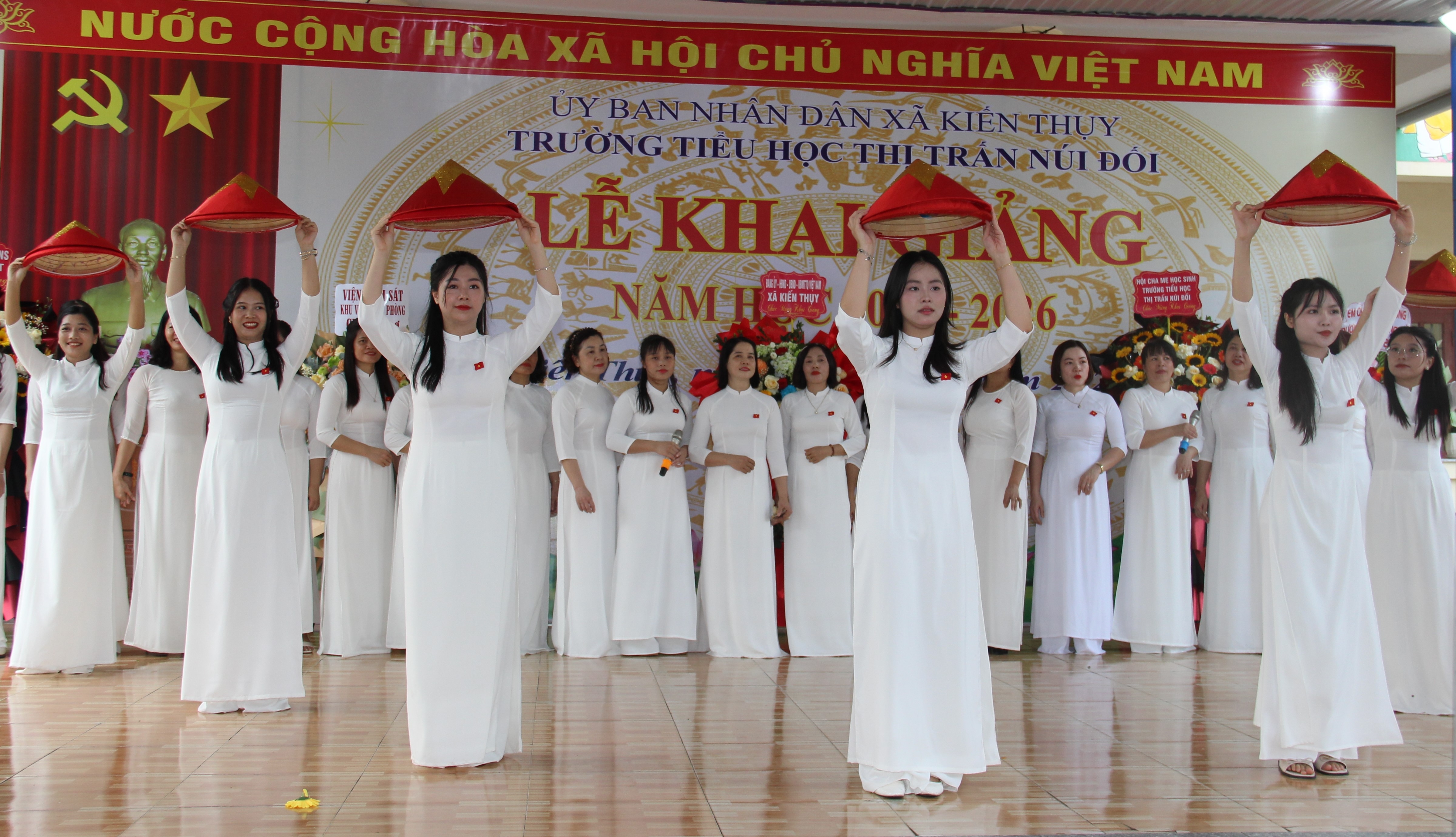 Các tiết mục văn nghệ thể hiện nhiều tâm huyết của các cô.