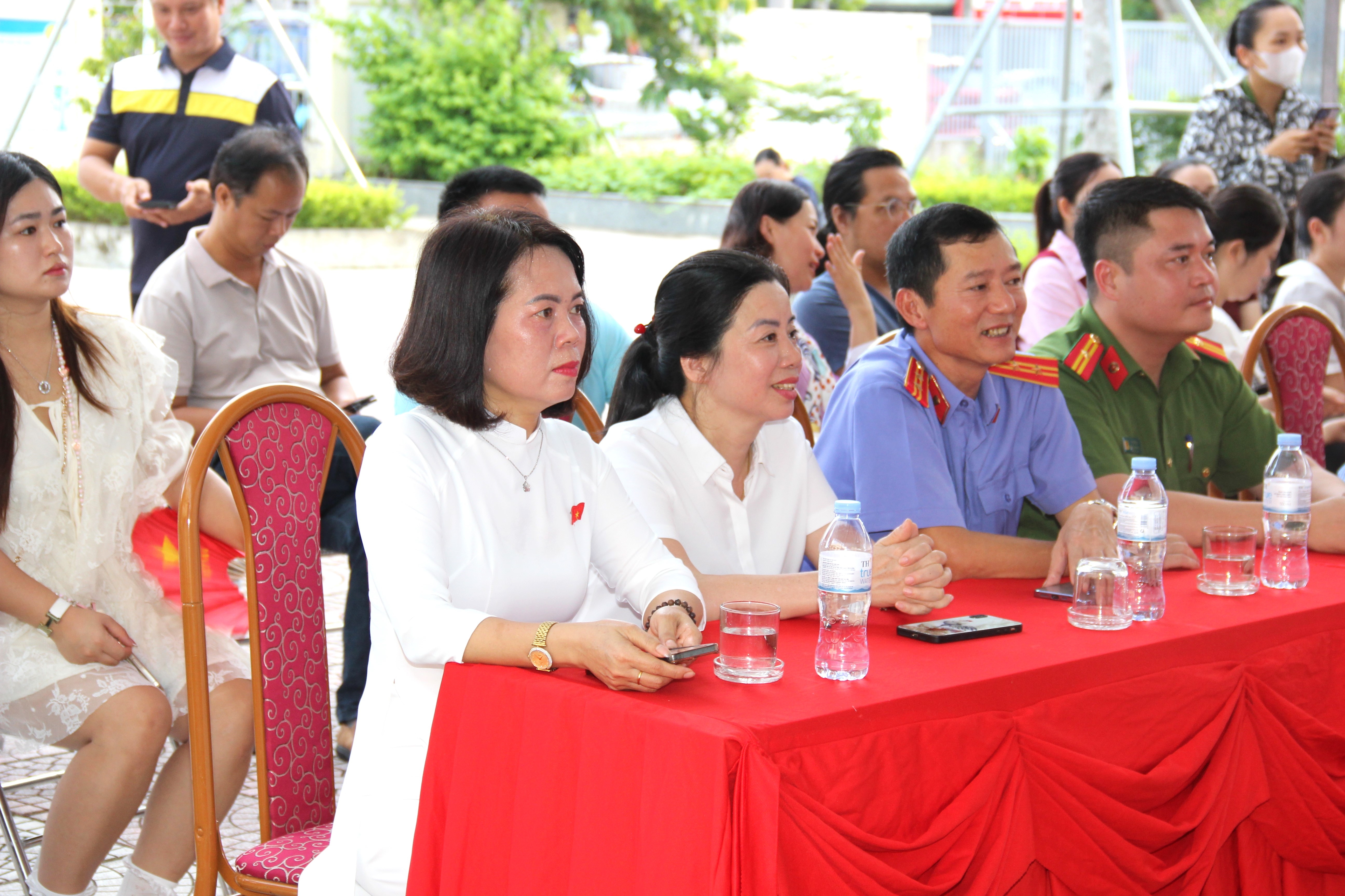 Các địa biểu dự Lễ khai giảng năm học mới.