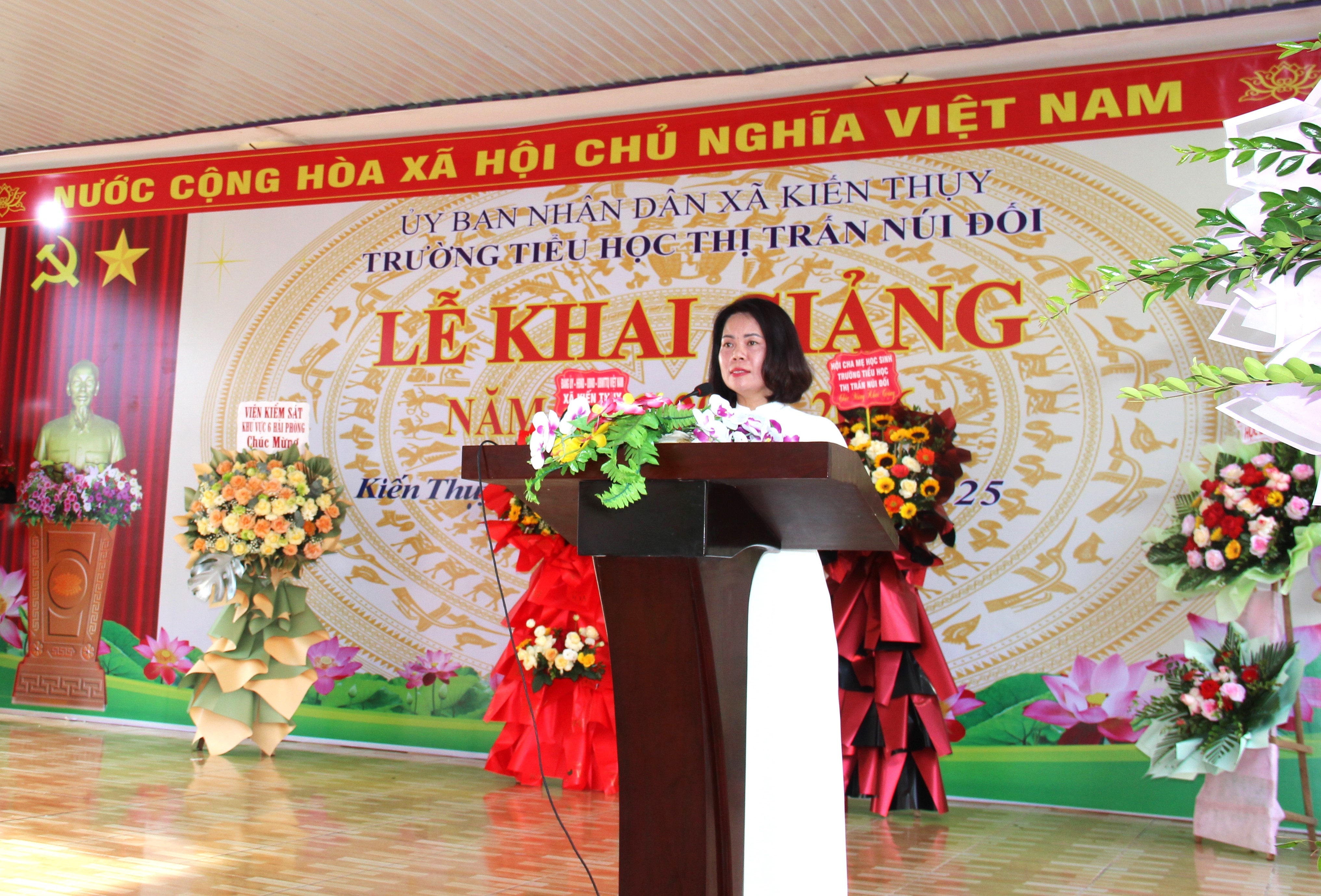 Cô Nguyễn Thị Lan, Hiệu trưởng trường Tiểu học Thị Trấn Núi Đối phát biểu tại buổi Lễ khai giảng.