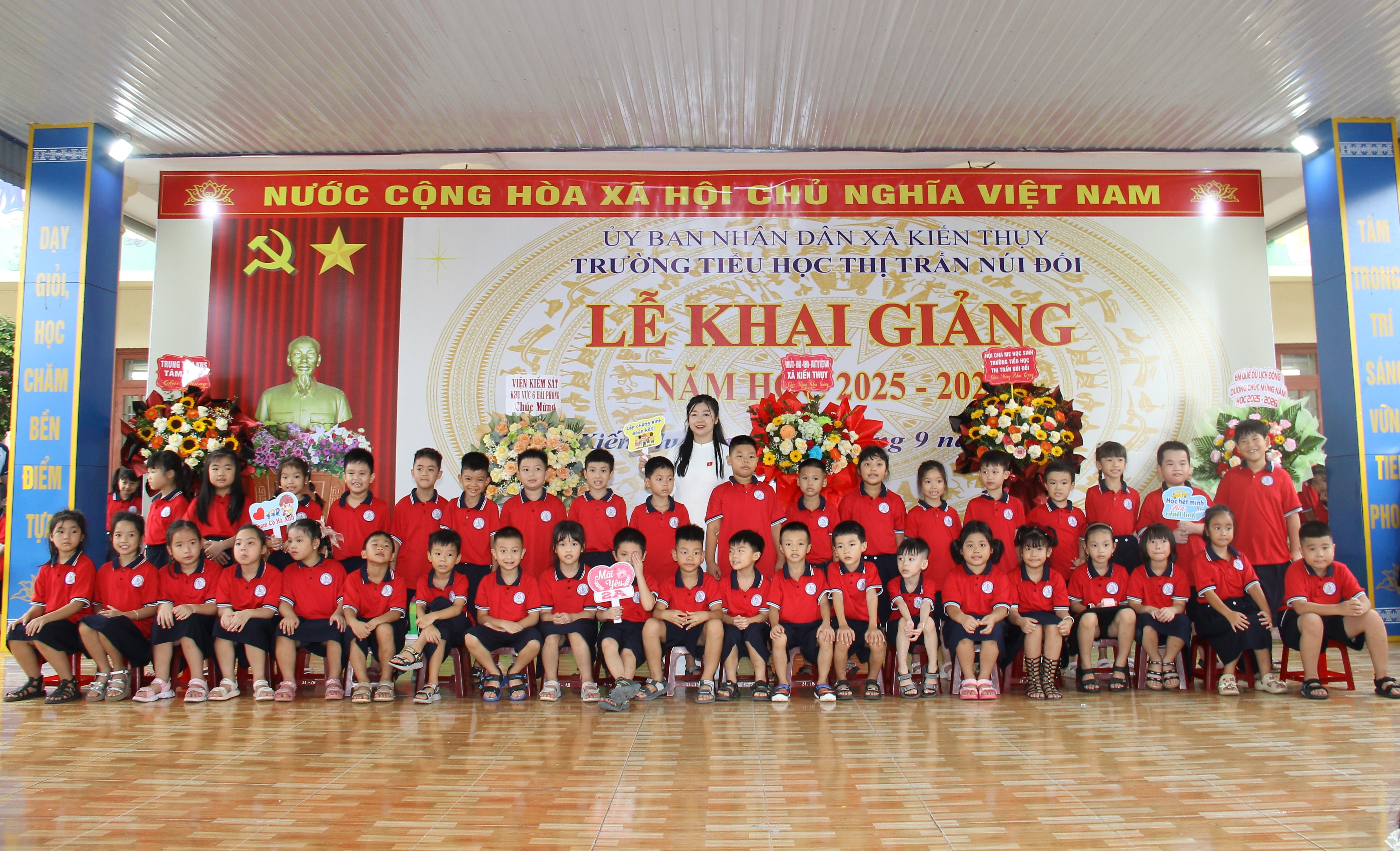 Cô và trò hân hoan bước vào năm học mới.