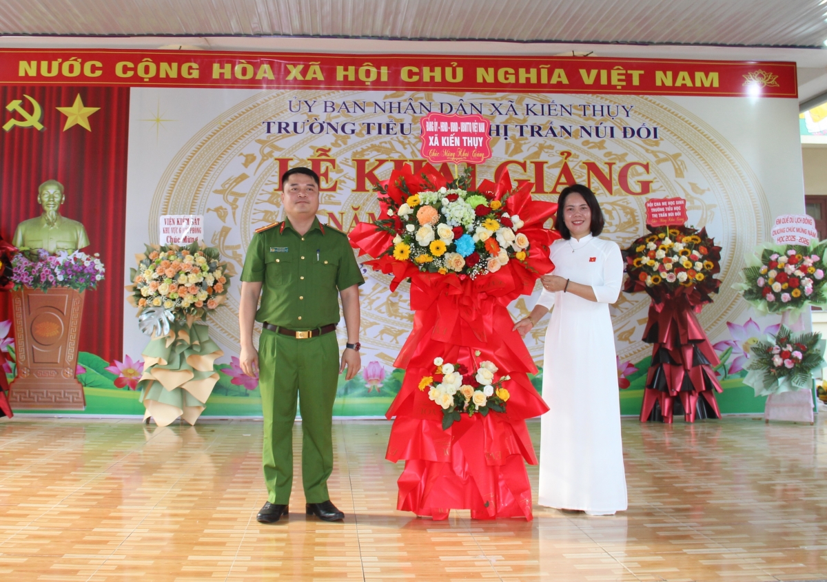 Sự quan tâm sát sao từ các cấp lãnh đạo địa phương chính là nguồn động lực để cô, trò nhà trường dạy tốt, học tôt.