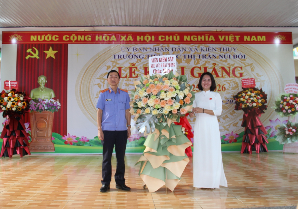 Mỗi lẵng hoa đều chứa đựng tình cảm, sự tin tưởng, kỳ vọng của các cơ quan, ban ngành và các cấp chính quyền địa phương đối với nhà trường.