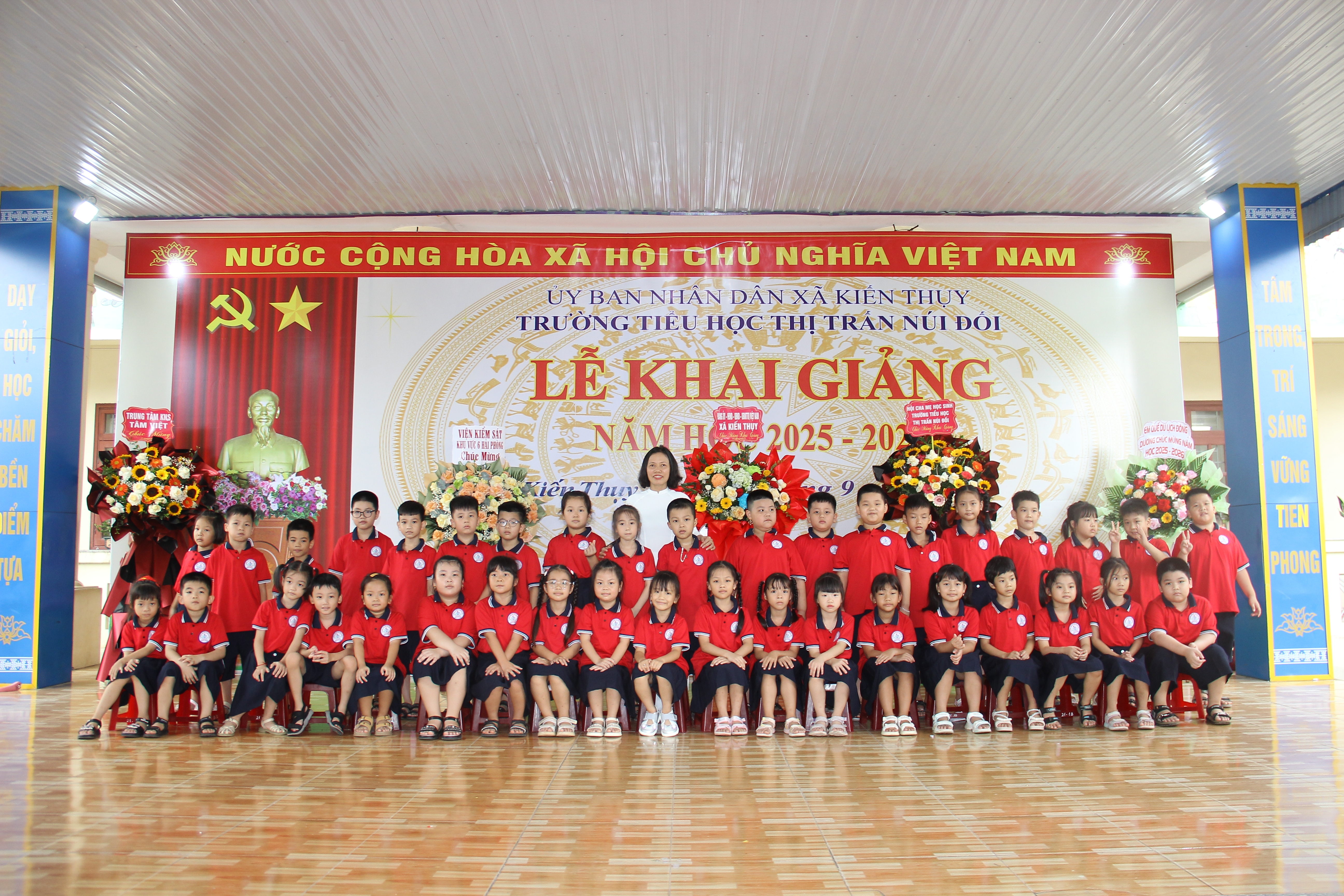 Niềm vui tràn ngập trên những gương mặt ngây thơ.