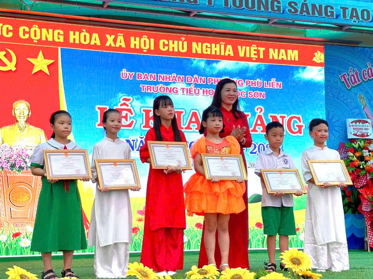  em học sinh vinh dự được nhận giấy khen của địa phương.