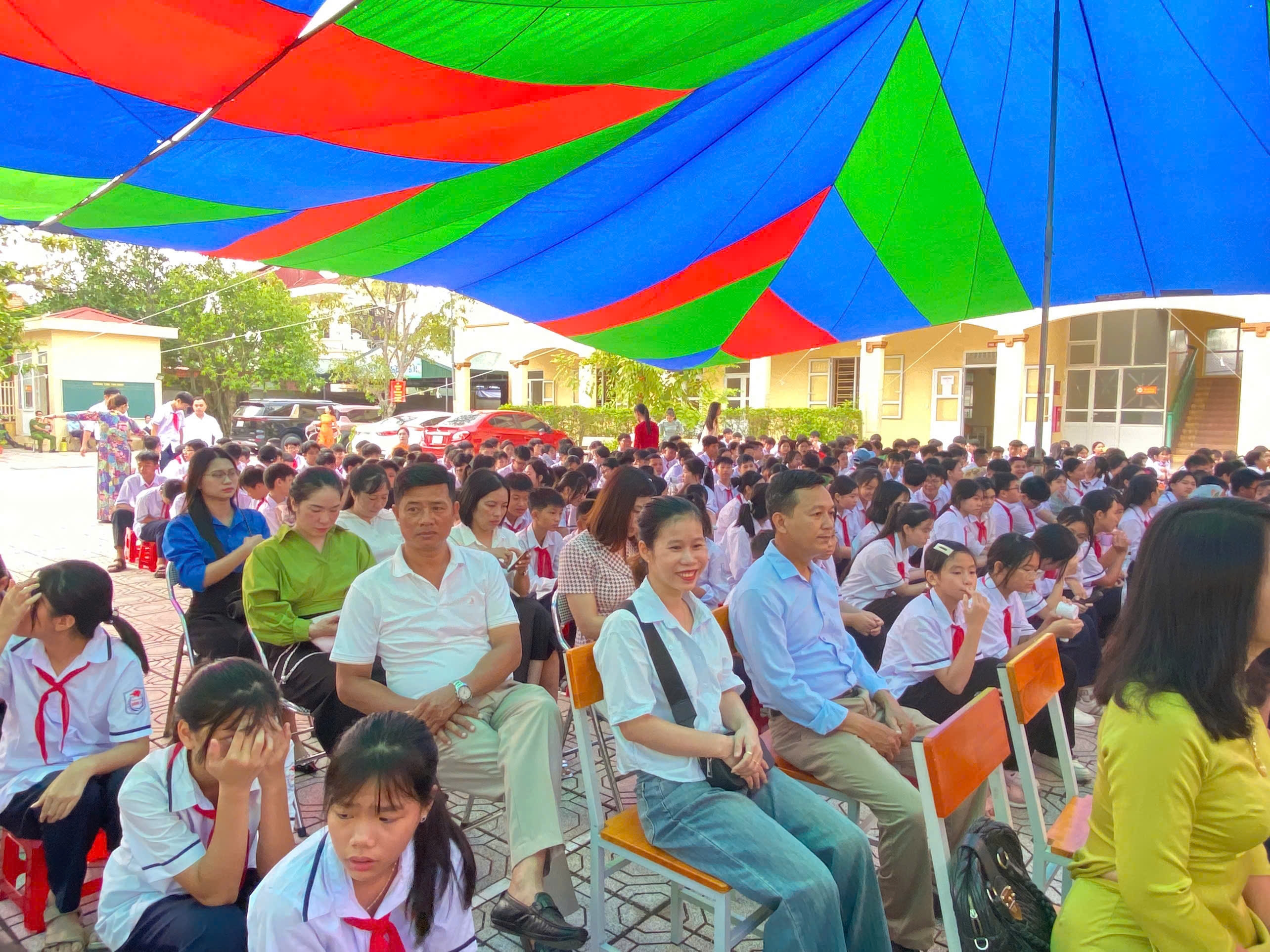 Đông đảo các Đại biểu, các nhà hảo tâm, phụ huynh học sinh đã tới dự Lễ khai giảng.