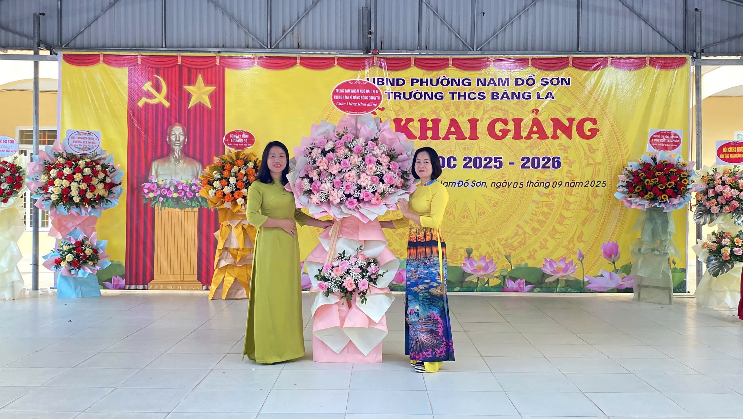 Trung tâm Ngoại ngữ Hải Trí tặng hoa chúc mừng nhà trường.