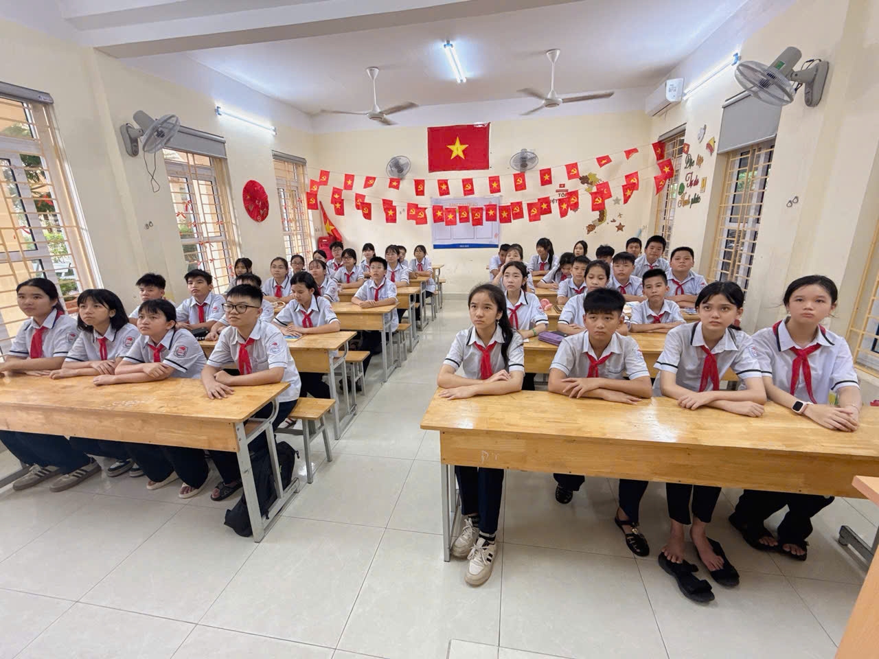 Học sinh hân hoan trong ngày khai trường.