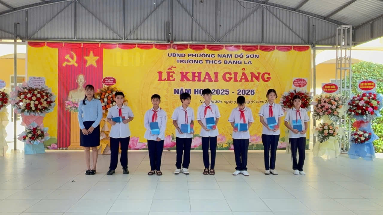 Các phần quà ý nghĩa được trao tặng tới các con