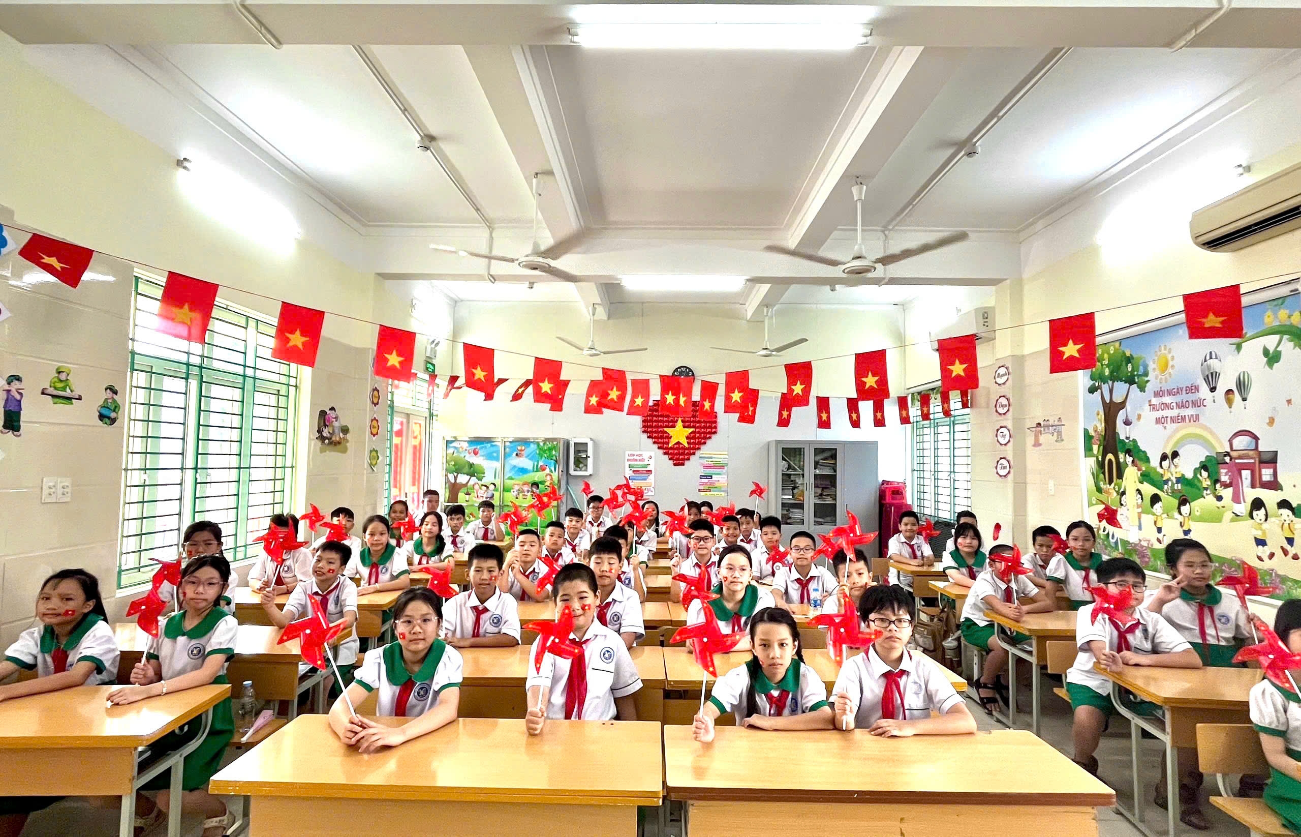 Niềm vui hân hoan của các con trong ngày tựu trường.