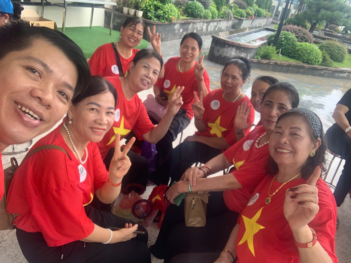 Các thành viên CLB tự chăm sóc sức khỏe TDP Ngang phường Tây Mỗ trong một buổi tập luyện