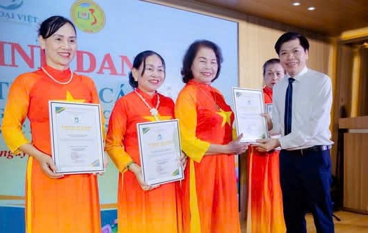 CLB tự chăm sóc sức khỏe TDP Ngang phường Tây Mỗ được vinh danh có nhiều đóng góp trong phong trào luyện tập bài dưỡng sinh kinh lạc rèn luyện sức khỏe