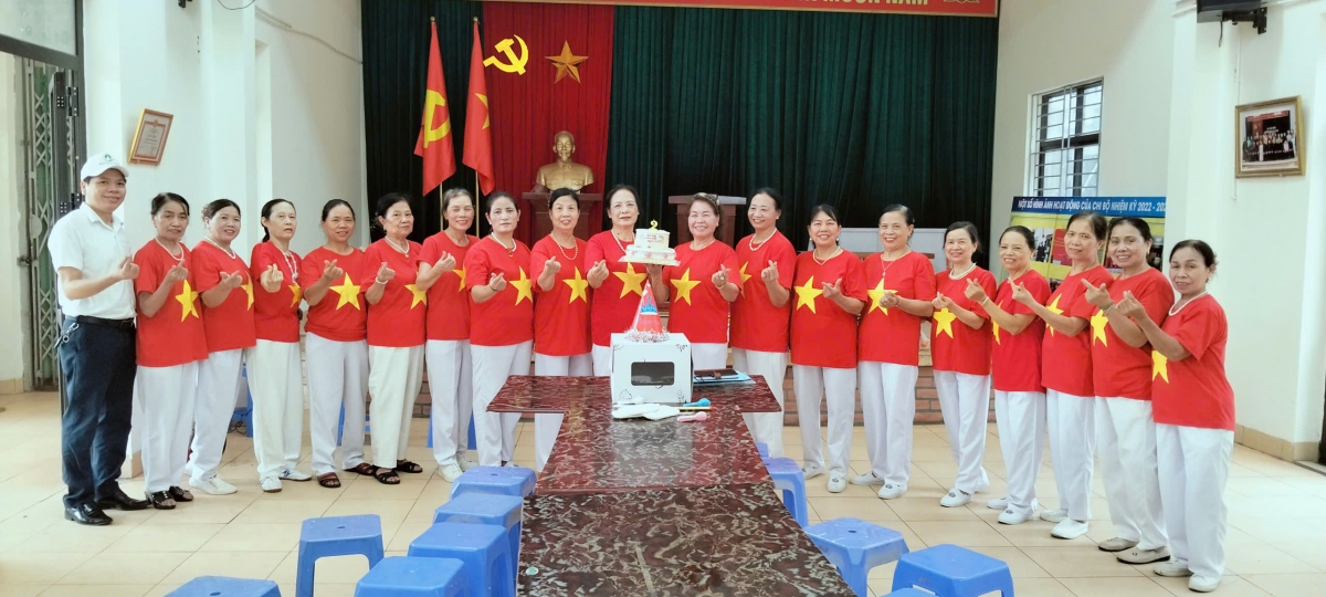 Một buổi sinh hoạt của CLB tự chăm sóc sức khỏe TDP Ngang phường Tây Mỗ