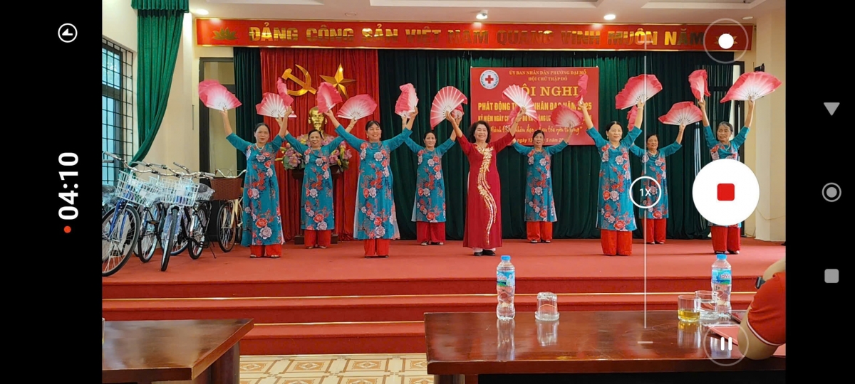 Tiết mục văn nghệ của CLB tự chăm sóc sức khỏe TDP Ngang phường Tây Mỗ