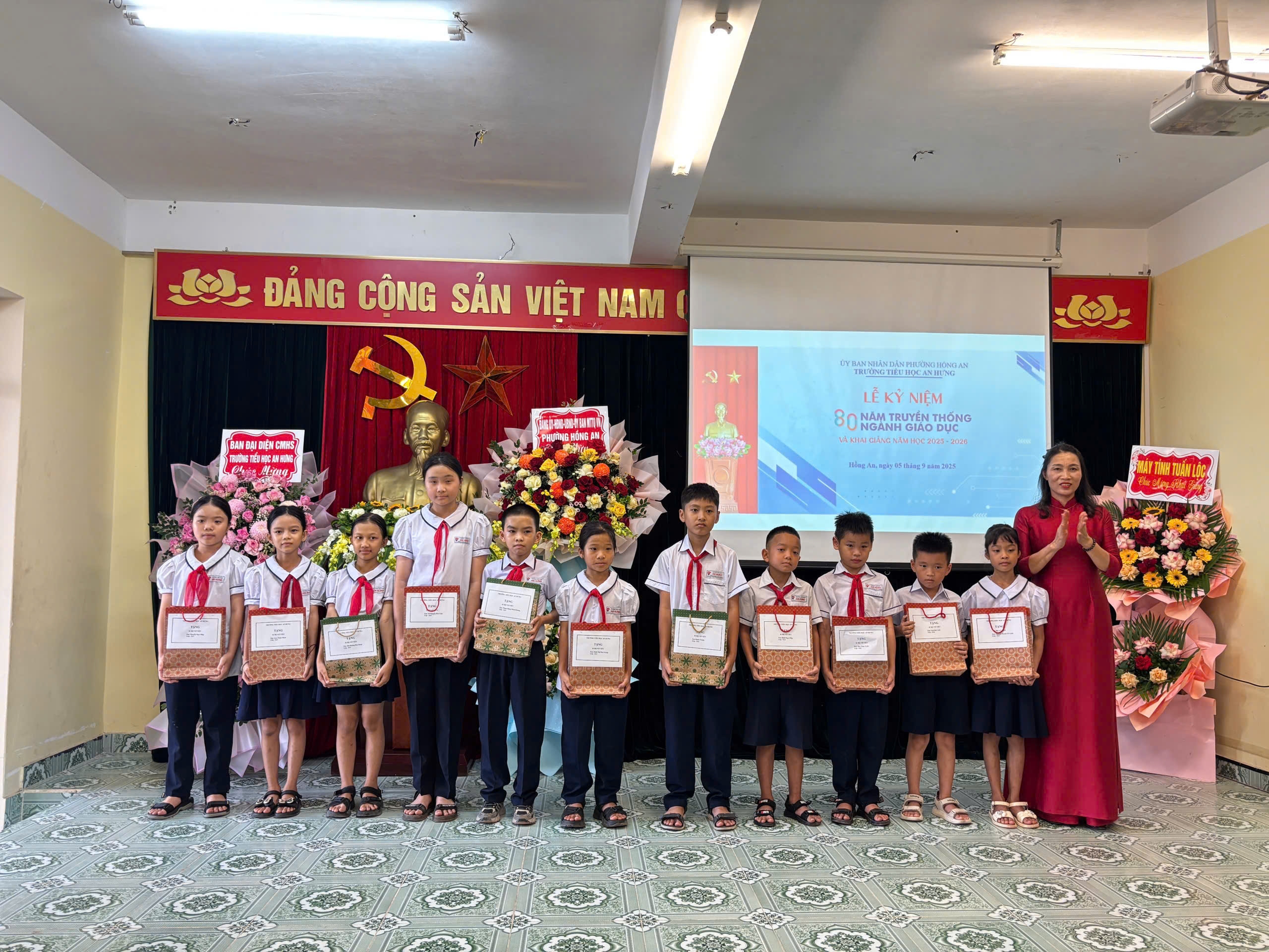 Những phần quà ý nghĩa được trao tặng tới các con.