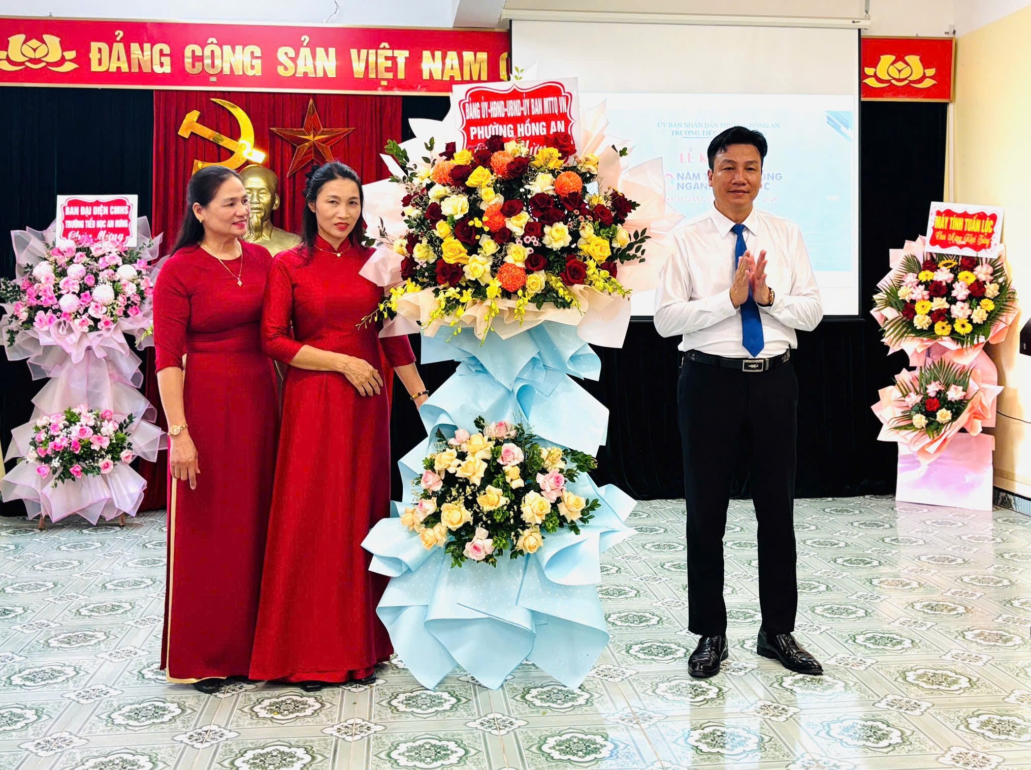 Đại diện phường Hồng An tặng hoa chúc mừng nhà trường