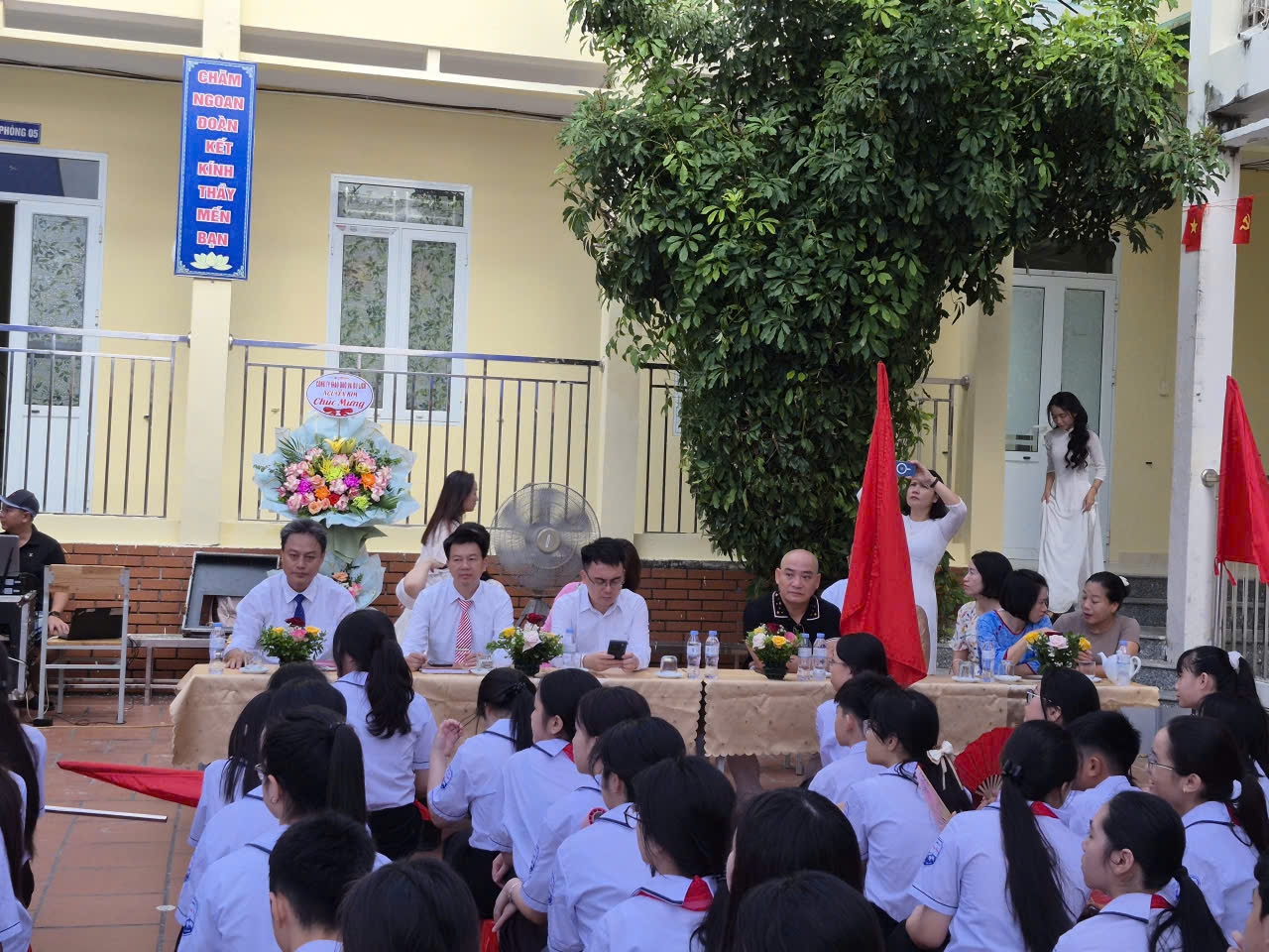 Buổi lễ vinh dự được đón tiếp các đồng chí lãnh đạo địa phương, đại diện các ban ngành, hội phụ huynh cùng toàn thể cán bộ, giáo viên và học sinh nhà trường.